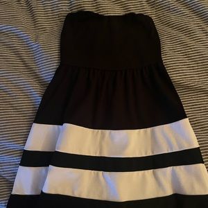 Strapless knee-length dress